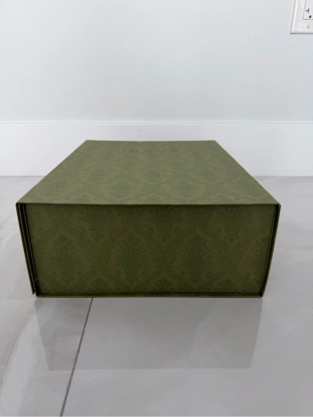 Gucci Large Green Magnetic Close Gift Box with Logo Ribbon - Picture 9 of 14